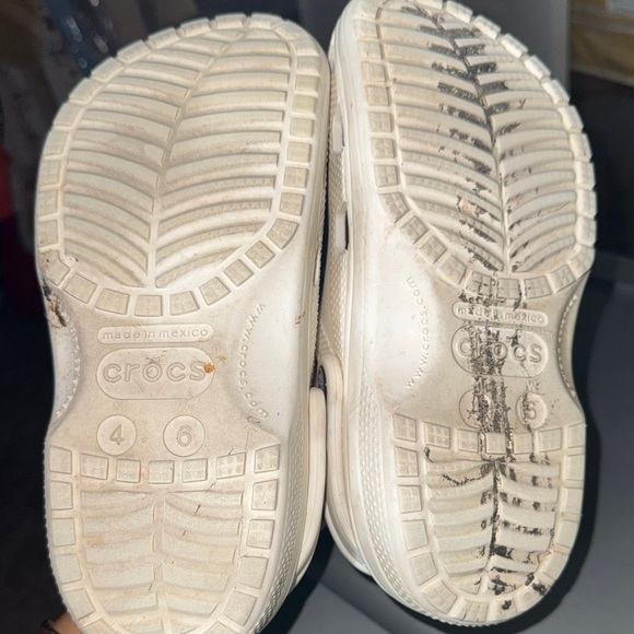 CROCS woman’s 5 White Sandals with Colorful Charms - Picture 5 of 7